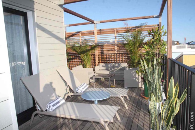 Terrasse privative pour sentir l'air venu du large, avec vue sur l'océan Terrasse privative pour sentir l'air venu du large, avec vue sur l'océan