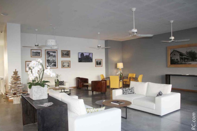 Un hall spacieux qui marie le moderne et le Saint-Pierre d'avant, photos noir et blanc à l'appui... Un hall spacieux qui marie le moderne et le Saint-Pierre d'avant, photos noir et blanc à l'appui...