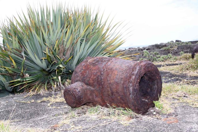 Le reste d'un vieux canon qui a dû faire pas mal de dégâts Le reste d'un vieux canon qui a dû faire pas mal de dégâts