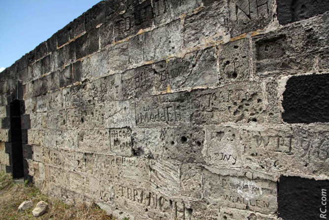 Des graffitis sur les murs qui ont dû aussi essuyer des impacts de balles Des graffitis sur les murs qui ont dû aussi essuyer des impacts de balles