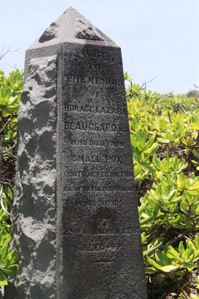 Une stèle avec des noms de personnages qui ont marqué l'histoire de cet endroit Une stèle avec des noms de personnages qui ont marqué l'histoire de cet endroit