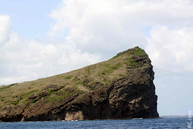 Le Coin de Mire: un gros rocher pentu comme posé sur l'océan