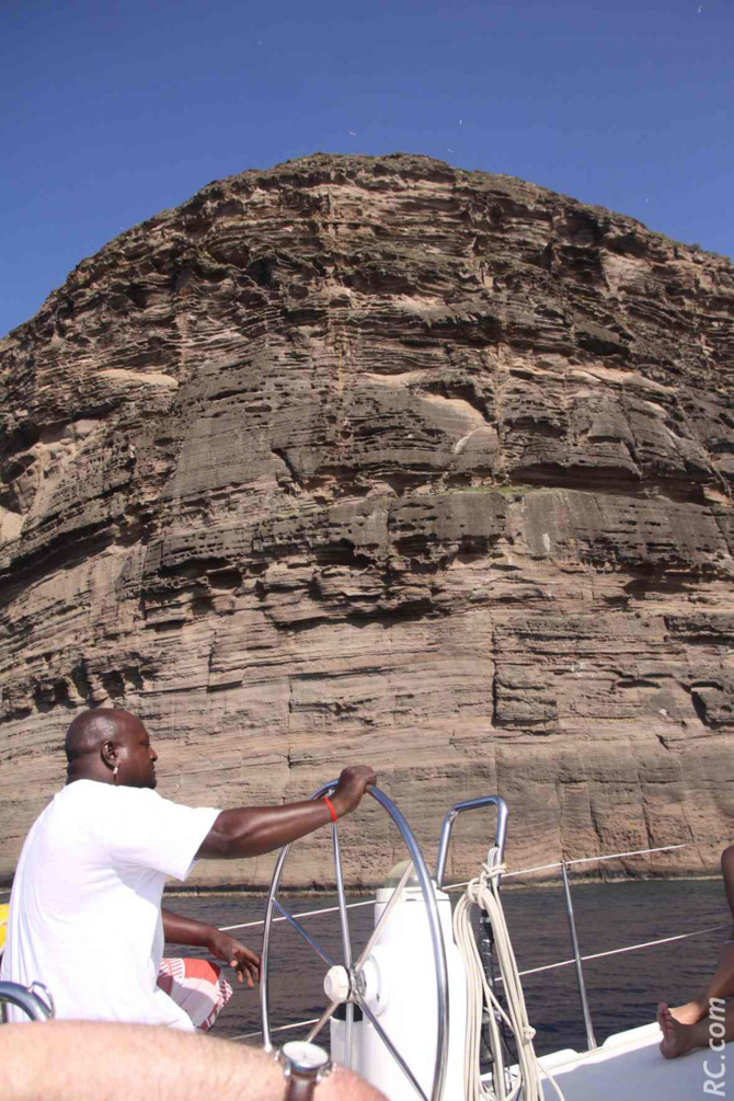 Des parois abruptes et inaccessibles que l'on peut admirer à partir du bateau Des parois abruptes et inaccessibles que l'on peut admirer à partir du bateau