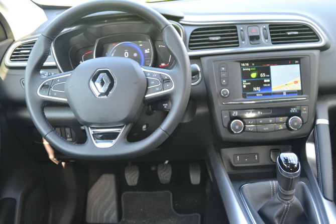 Une planche de bord fonctionnelle et pratique Une planche de bord fonctionnelle et pratique