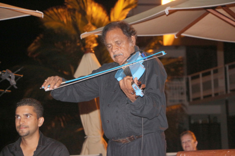 Fred Espel et son célèbre violon bleu Fred Espel et son célèbre violon bleu