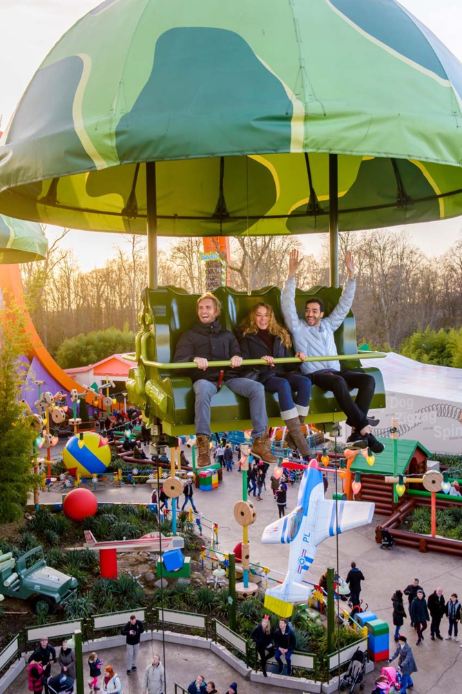 Les comédiens de Babysitting 2 s'éclatent à Disneyland Paris