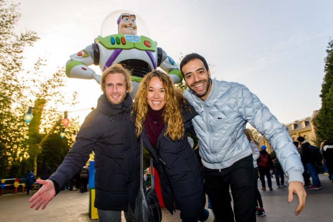 Les comédiens de Babysitting 2 s'éclatent à Disneyland Paris
