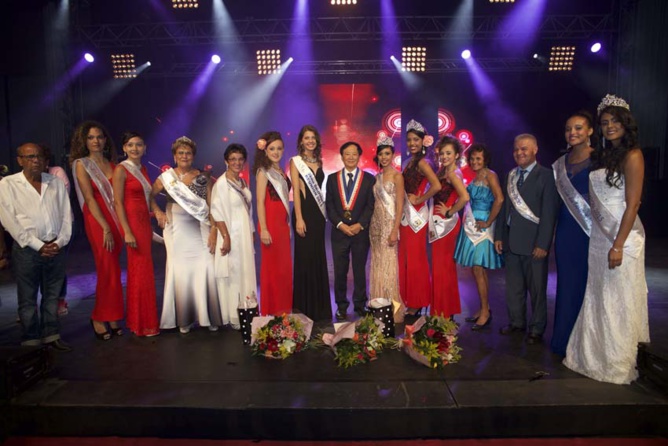 La photo de famille avec les invités La photo de famille avec les invités