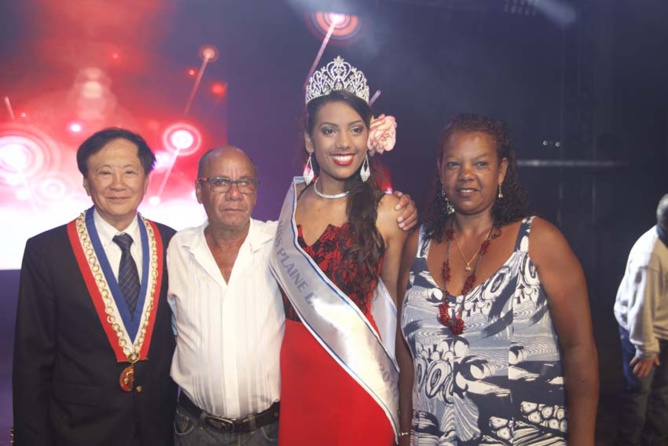 Le maire du Tampon avec les parents de Miss Plaine des Cafres Le maire du Tampon avec les parents de Miss Plaine des Cafres