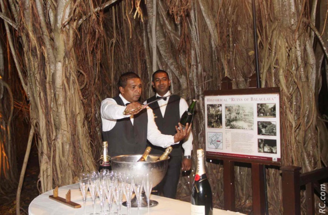 Après la démonstration , on vous tend le sabre et à vous jouer. Après la démonstration , on vous tend le sabre et à vous jouer.