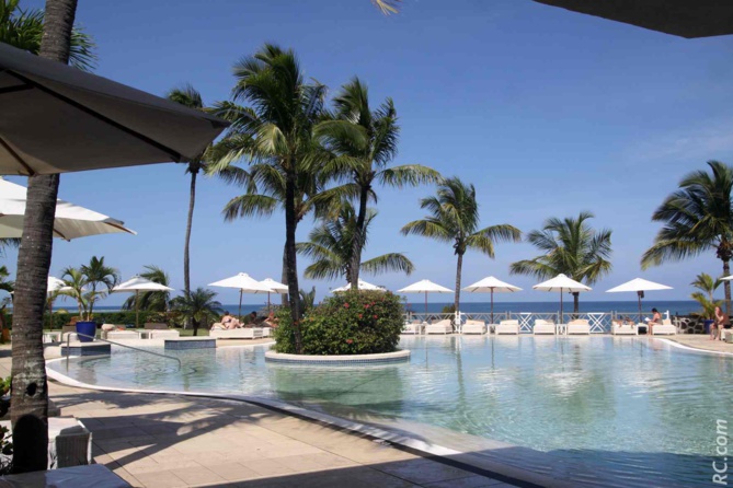 Calme et sérénité autour de la piscine avec vue sur l'océan. Calme et sérénité autour de la piscine avec vue sur l'océan.
