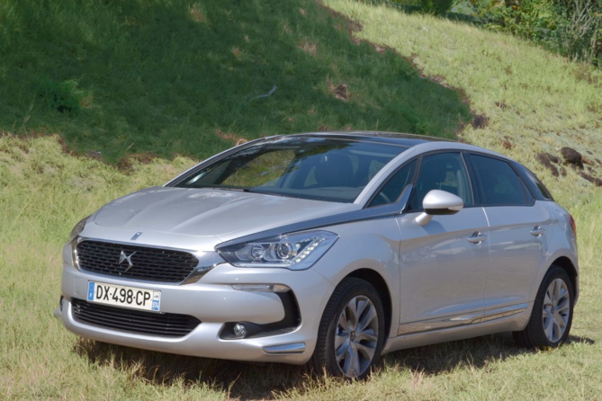 Nouvelle DS5<br>Une premium qui assure Nouvelle DS5<br>Une premium qui assure