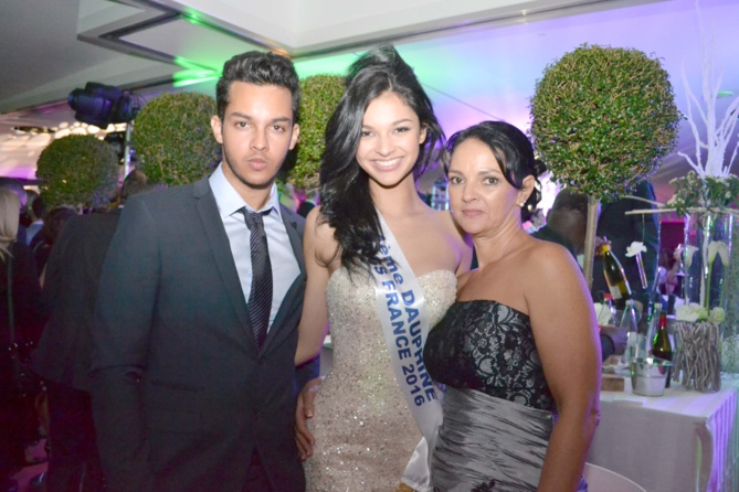 Azuima Issa entourée de son frère Wakil et de sa maman Claudia Azuima Issa entourée de son frère Wakil et de sa maman Claudia