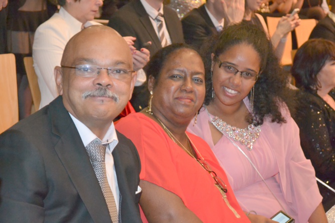 Patrick Yahaméti avec les deux gagnantes réunionnaises de L'Oréal venues soutenir Miss Réunion Patrick Yahaméti avec les deux gagnantes réunionnaises de L'Oréal venues soutenir Miss Réunion