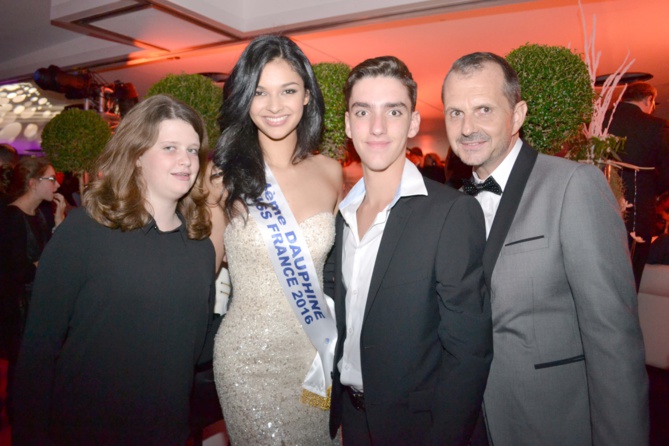 Azuima avec Frank Servel, délégué Mayotte, et ses enfants Azuima avec Frank Servel, délégué Mayotte, et ses enfants