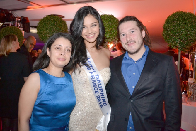 Azuima avec deux personnes de sa famille Azuima avec deux personnes de sa famille