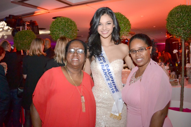 Azuima Issa avec Nathalie Damour et Ingrid Uyttenhove, gagnantes du jeu L'Oréal Réunion. Elles ont assisté à la finale Miss France tous frais payés, un superbe cadeau!