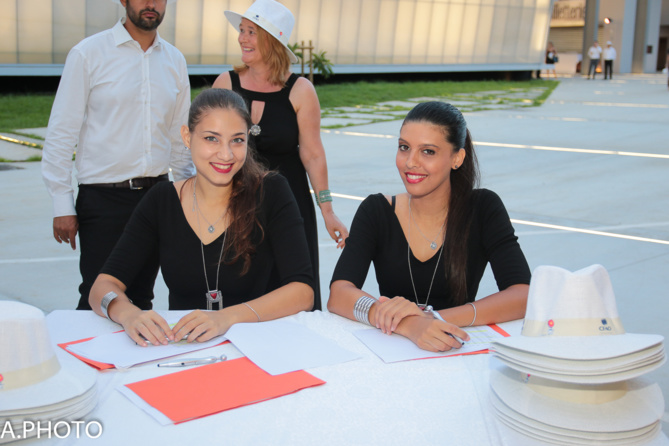 Les ravissantes hôtesses de la soirée Les ravissantes hôtesses de la soirée