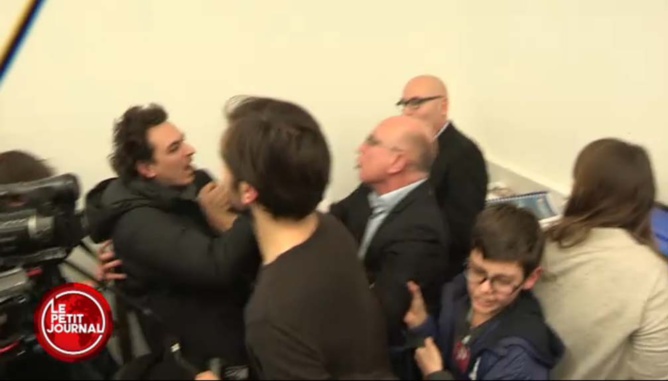 Pamela Anderson à l'Assemblée Nationale<br> Deux journalistes se tapent dessus!