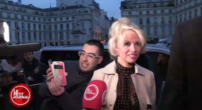 Pamela Anderson à l'Assemblée Nationale<br> Deux journalistes se tapent dessus!