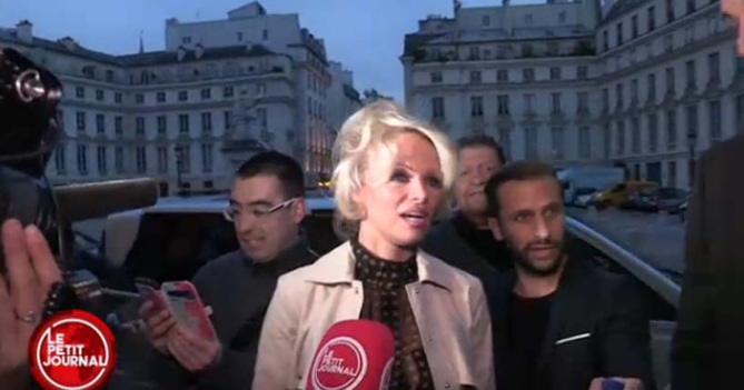 Pamela Anderson à l'Assemblée Nationale<br> Deux journalistes se tapent dessus!