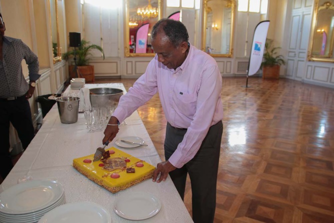 Monsieur le Maire a eu la traditionnelle "lourde" tâche de couper le gâteau