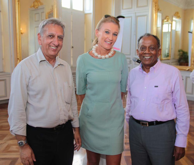 Aziz Patel et Catherine Ronin de 7magazine.re avec Gilbert Annette