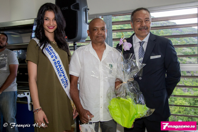 Miss Réunion avec un médaillé et Bernard Von Pine, vice-président du Conseil de Surveillance Miss Réunion avec un médaillé et Bernard Von Pine, vice-président du Conseil de Surveillance