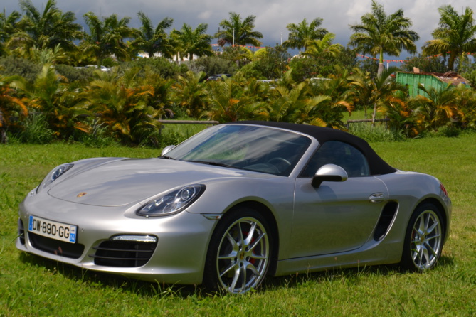Le Boxster S est un modèle sportif de Porsche et il plaît! Le Boxster S est un modèle sportif de Porsche et il plaît!