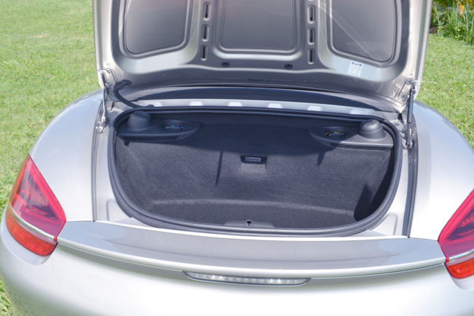 C’est une voiture 2 places avec deux coffres à l’avant et à l’arrière C’est une voiture 2 places avec deux coffres à l’avant et à l’arrière