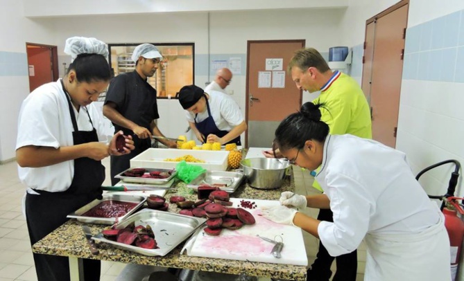 Un show sculpture sur fruits incroyable à La Réunion Un show sculpture sur fruits incroyable à La Réunion