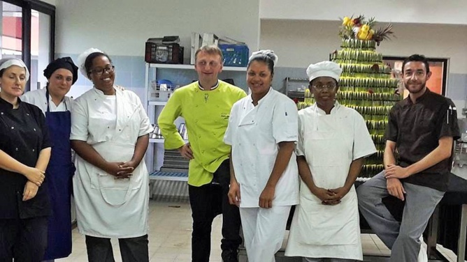 Un show sculpture sur fruits incroyable à La Réunion Un show sculpture sur fruits incroyable à La Réunion