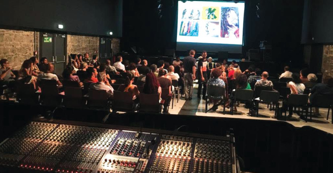 La Presse réunie dans la salle du Palaxa La Presse réunie dans la salle du Palaxa