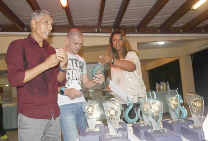 Jean-Louis Prianon et Bertrand Vienne, cheville-ouvrières de ce challenge, préparent les trophées en compagnie de Sandrine Hortat de City-Sport