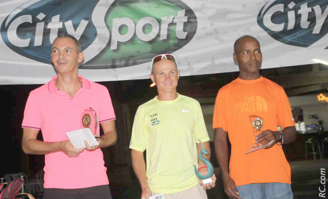 Jean-Louis Robert, vainqueur du Challenge, entouré de Fabrice Hoarau et de Patrick Essob, tous deux 2ème et 3ème chez les Masters 1