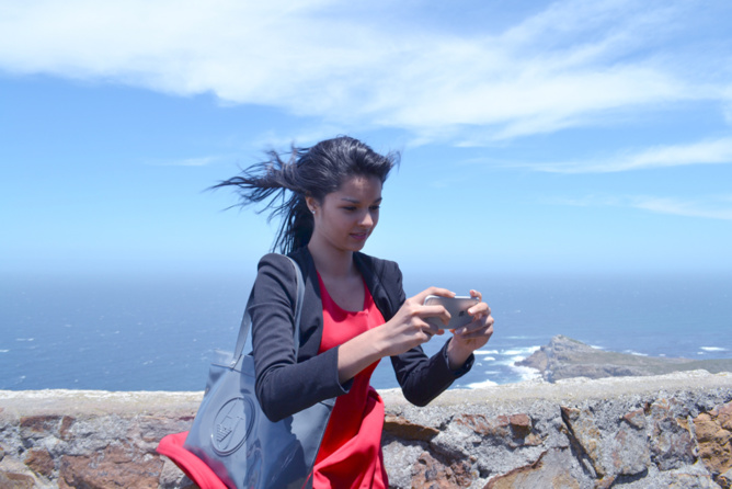Un selfie dans un vent violent ce jour-là! Ouf, ni Miss Réunion ni le téléphone ne se sont envolés! Un selfie dans un vent violent ce jour-là! Ouf, ni Miss Réunion ni le téléphone ne se sont envolés!