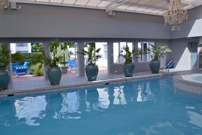La piscine intérieure de l'hôtel La piscine intérieure de l'hôtel