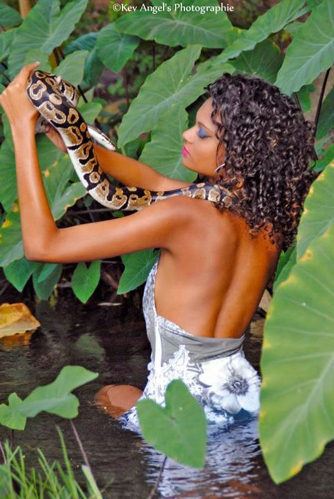 Elle est jeune, jolie, et elle adore les serpents!