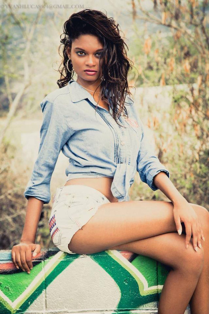 Elsa Caroumbaye a 18 ans, elle mesure 1,69 m Elsa Caroumbaye a 18 ans, elle mesure 1,69 m