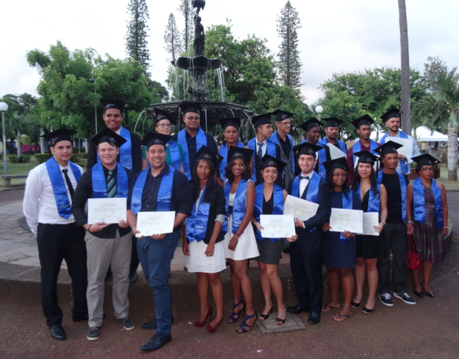 Les étudiants présents lors de la remise des diplômes à Saint-Pierre Les étudiants présents lors de la remise des diplômes à Saint-Pierre