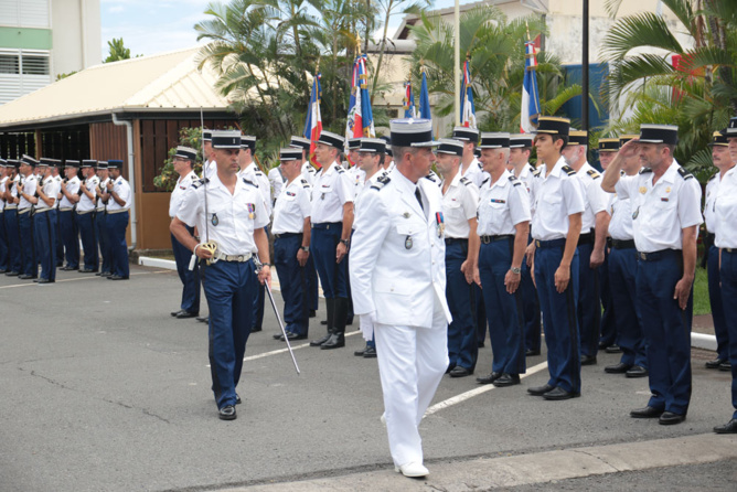 Passage en revue des troupes par le colonel Luc Auffret Passage en revue des troupes par le colonel Luc Auffret