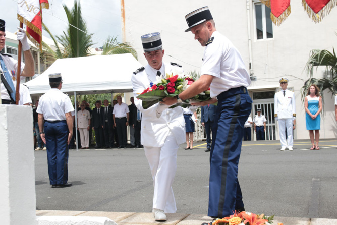 Dépôt de gerbes en hommage aux disparus