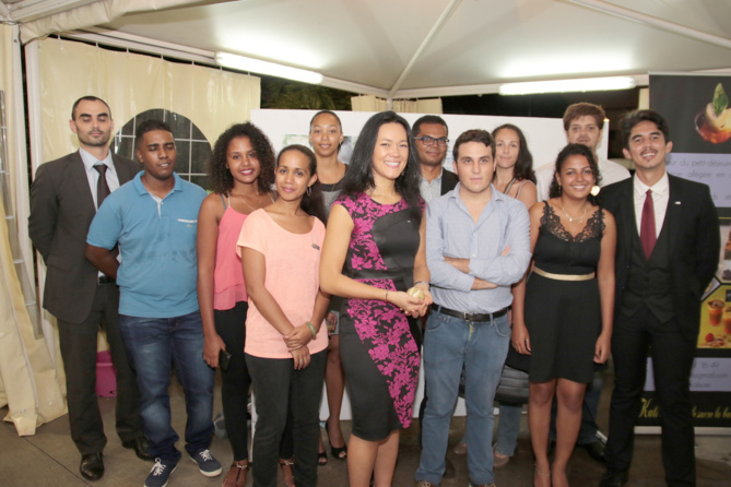 La présidente avec des membres de la commission "Osez citoyens 974" et des bénévoles La présidente avec des membres de la commission "Osez citoyens 974" et des bénévoles