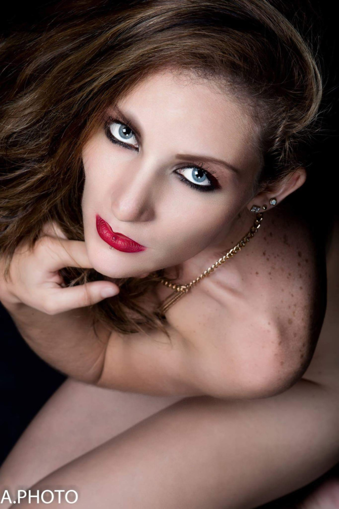 De beaux yeux bleus et un sourire magnifique, c’est Julie Grondin! De beaux yeux bleus et un sourire magnifique, c’est Julie Grondin!