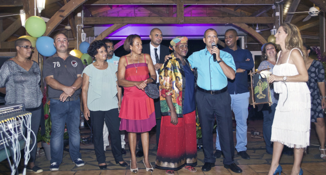 Les membres de l’association avec Françoise Guimbert Les membres de l’association avec Françoise Guimbert