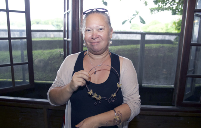 Noella Verapale, créatrice de bijoux fantaisie à Sainte-Anne