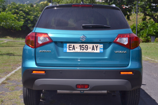 Vu de l'arrière, le Vitara impose... Vu de l'arrière, le Vitara impose...