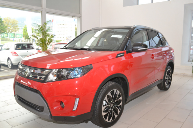 Disponible en plusieurs coloris Disponible en plusieurs coloris