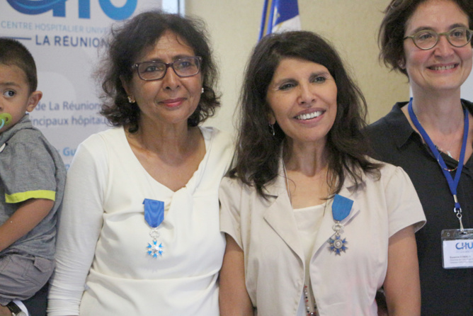 Tayeba Moullan, Nassimah Dindar, et Suzanne Cosials, directrice du CHU Félix Guyon Tayeba Moullan, Nassimah Dindar, et Suzanne Cosials, directrice du CHU Félix Guyon