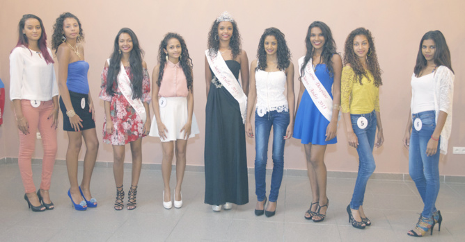 Miss Saint-André 2015 et ses dauphines avec quelques-unes des premières candidates